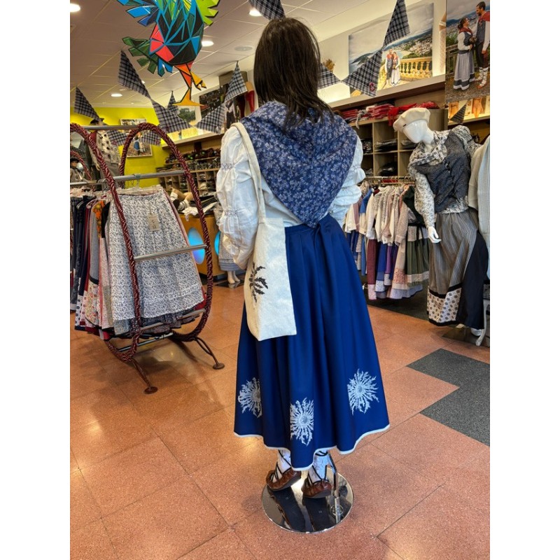 Blusa de lino con bordados morados en manga abullonada Traje vasco mujer M364