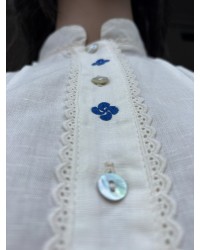 Blusa de lino con mangas abullonadas y detalles en azul M367