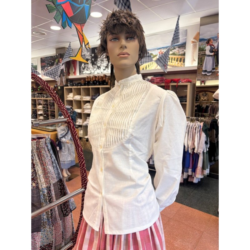 Blusa vasca con lorzas en la pechera M368