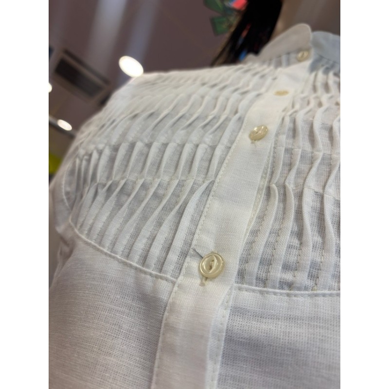 Blusa vasca con lorzas en la pechera M368