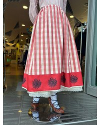 Falda vasca de cuadros rojos con eguzkilore decorativo M256