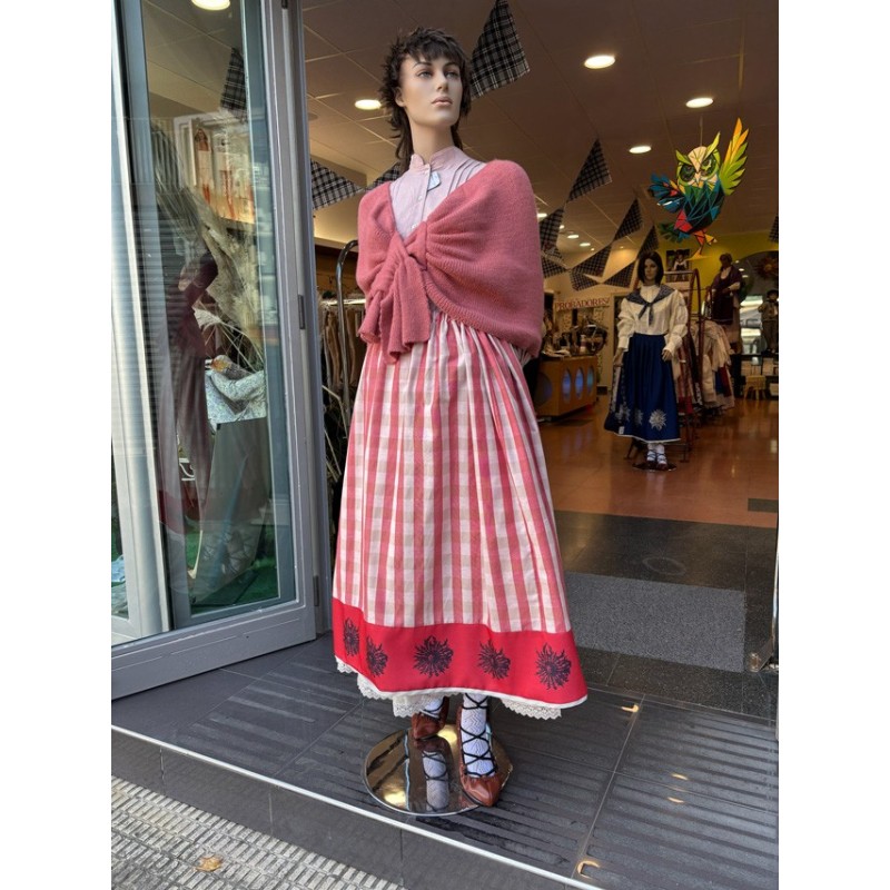 Falda vasca de cuadros rojos con eguzkilore decorativo M256