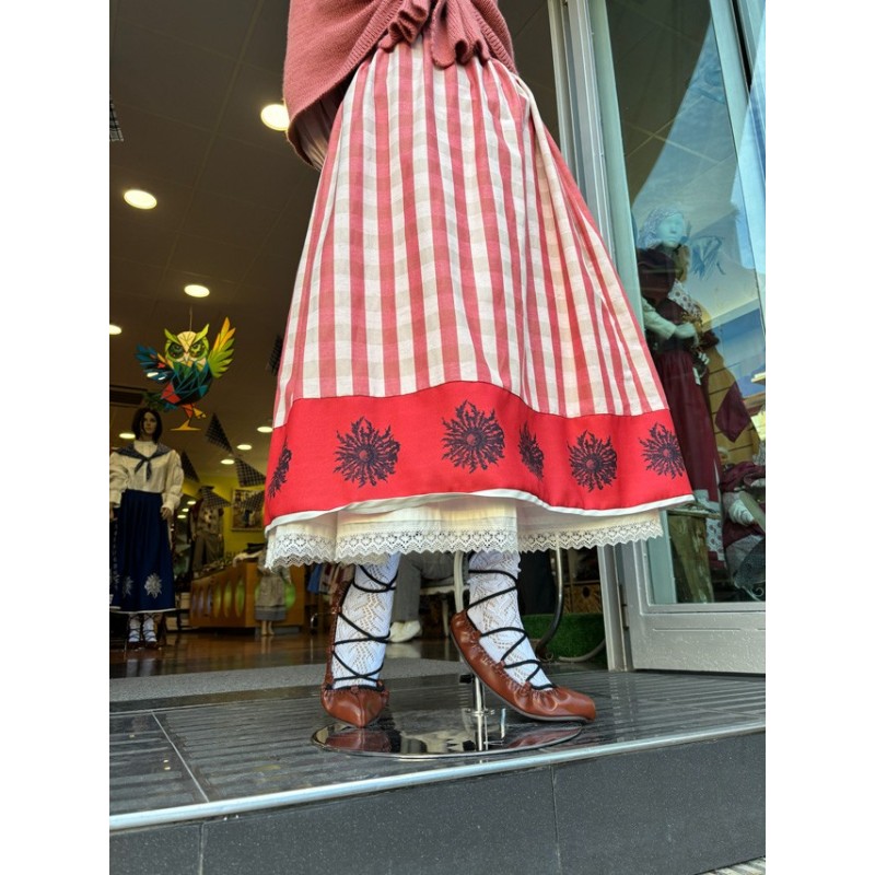 Falda vasca de cuadros rojos con eguzkilore decorativo M256