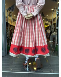 Falda vasca de cuadros rojos con eguzkilore decorativo M256