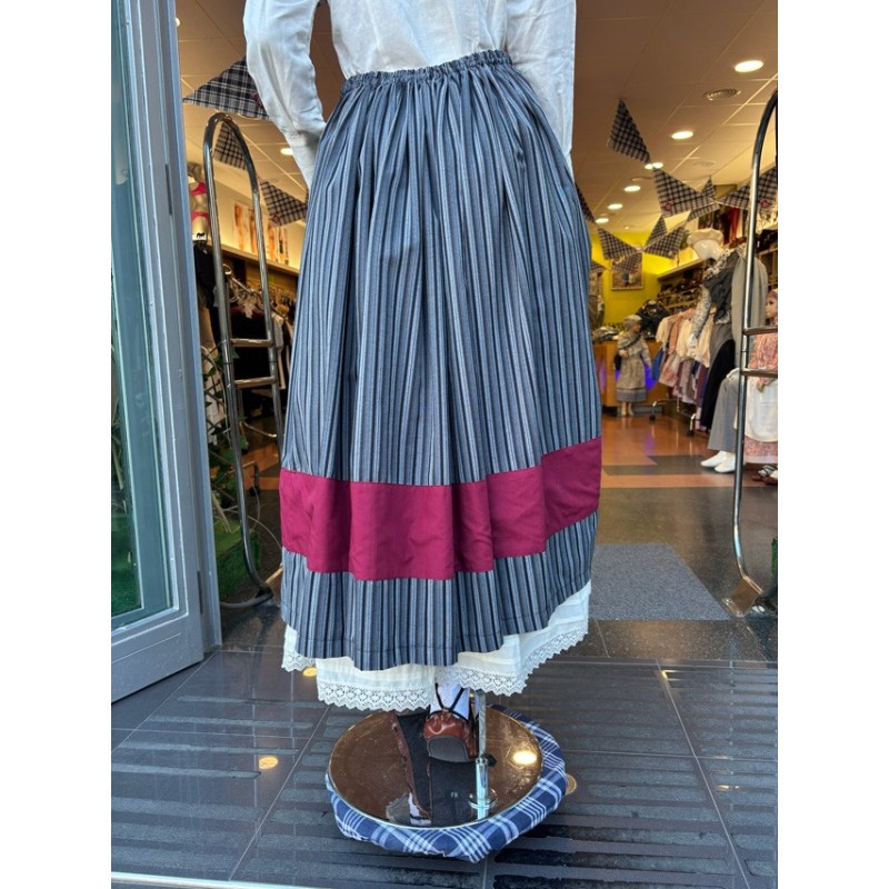 Falda vasca a rayas con lauburu bordado en franja granate M257