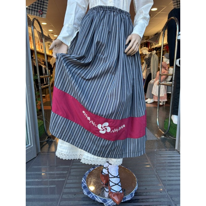 Falda vasca a rayas con lauburu bordado en franja granate M257