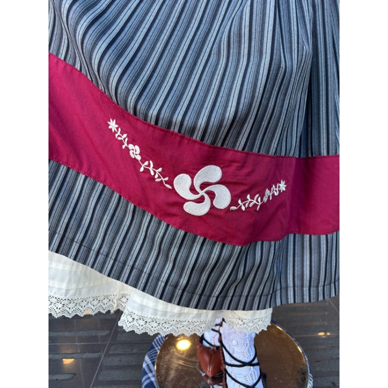 Falda vasca a rayas con lauburu bordado en franja granate M257