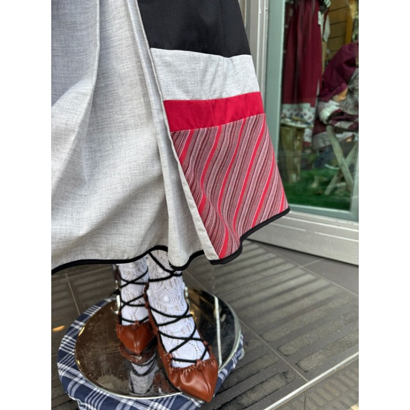 Falda vasca negra con franjas grises y rojas M258