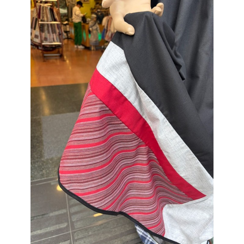 Falda vasca negra con franjas grises y rojas M258