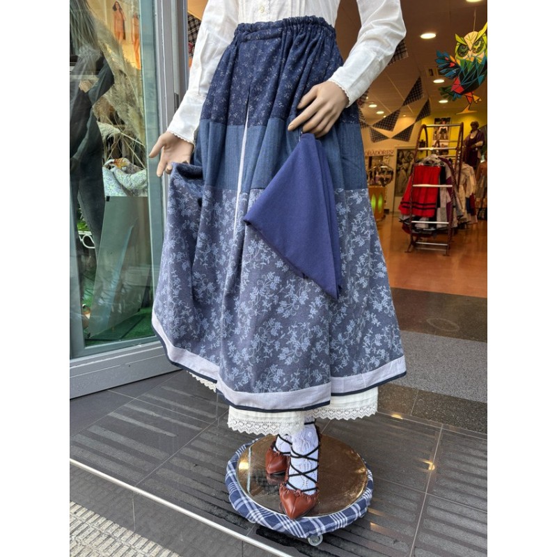 Emakume euskal gona joko zapiarekin M263