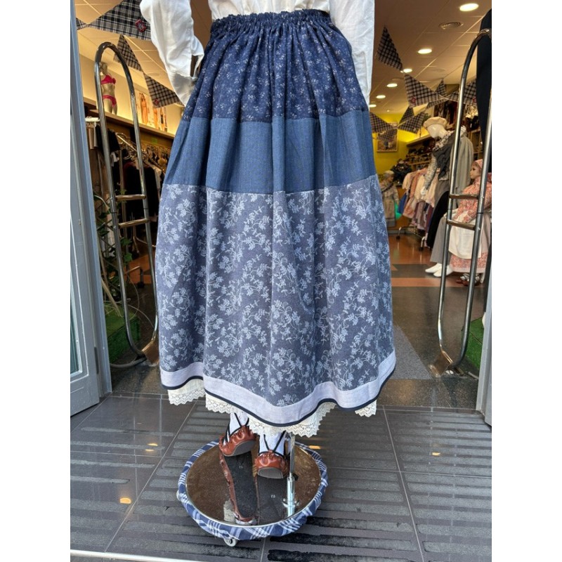 Emakume euskal gona joko zapiarekin M263