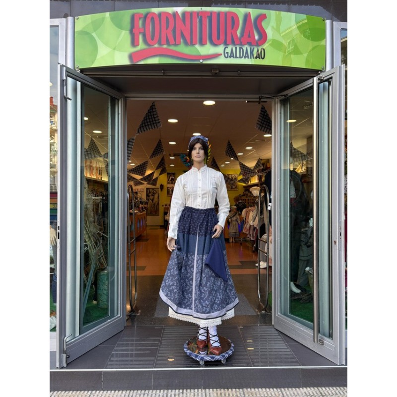 Emakume euskal gona joko zapiarekin M263