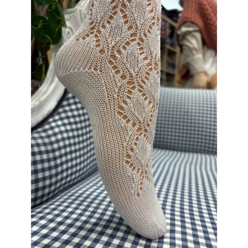 Calcetín de aldeana media con calados M332