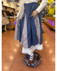 Emakumeentzako gona urdin tradizionala, jokoan dagoen zapiarekin