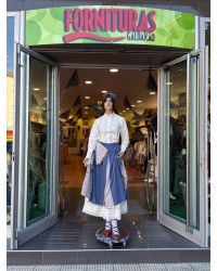 Falda azul tradicional de mujer con pañuelo a juego