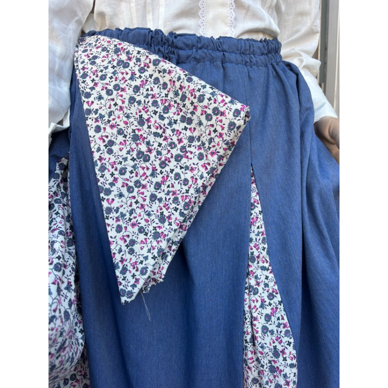 Falda azul tradicional de mujer con pañuelo a juego