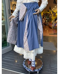 Emakumeentzako gona urdin tradizionala, jokoan dagoen zapiarekin