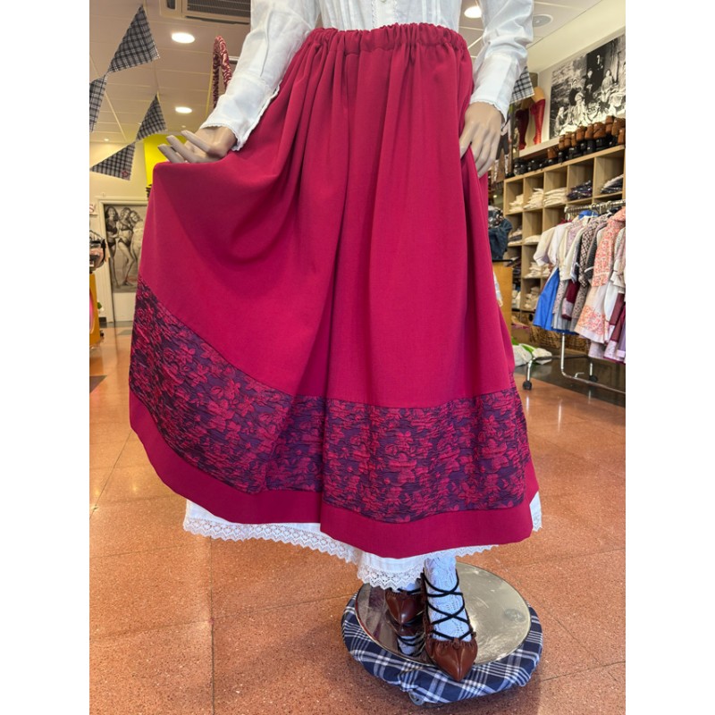 Falda granate de mujer con franja bordada tradicional