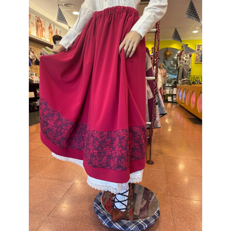 Falda granate de mujer con franja bordada tradicional
