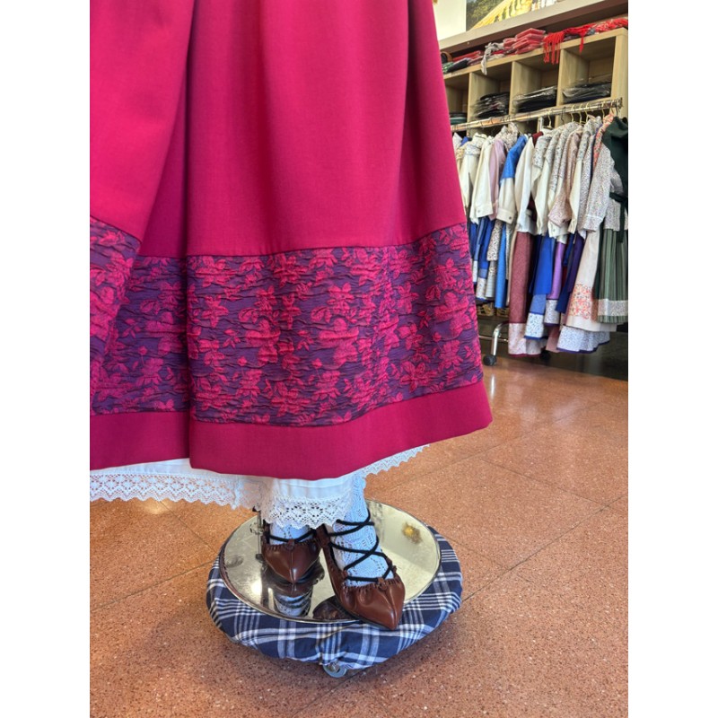 Falda granate de mujer con franja bordada tradicional