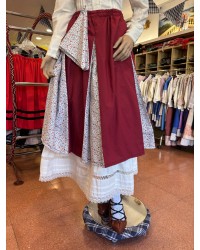 Falda granate de mujer con flores y pañuelo vasco a juego