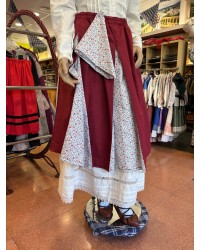 Falda granate de mujer con flores y pañuelo vasco a juego