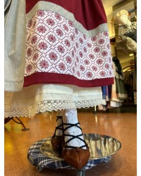 Falda vasca granate con eguzkilores y pañuelo a juego