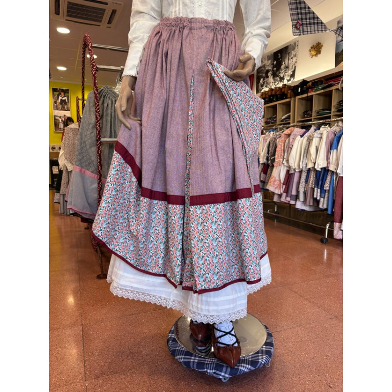 Falda tradicional granate con flores y pañuelo de mujer
