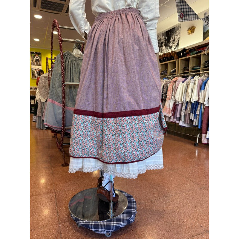 Falda tradicional granate con flores y pañuelo de mujer