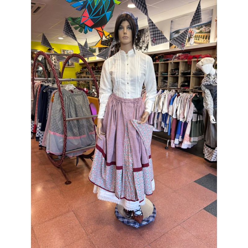 Falda tradicional granate con flores y pañuelo de mujer