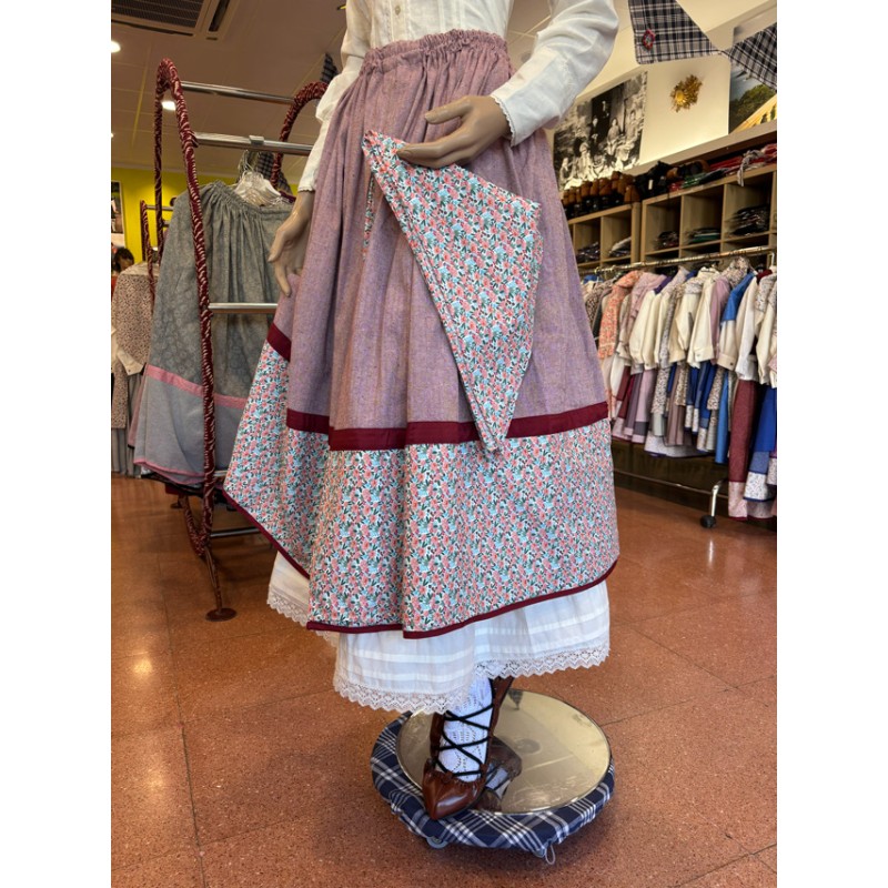 Falda tradicional granate con flores y pañuelo de mujer
