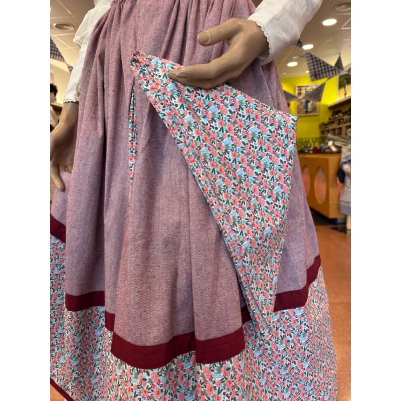 Falda tradicional granate con flores y pañuelo de mujer