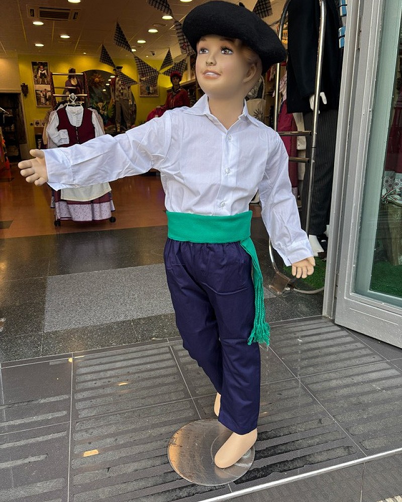 Traje Olentzero niño económico txapela, camisa, gerriko y pantalon Mahón
