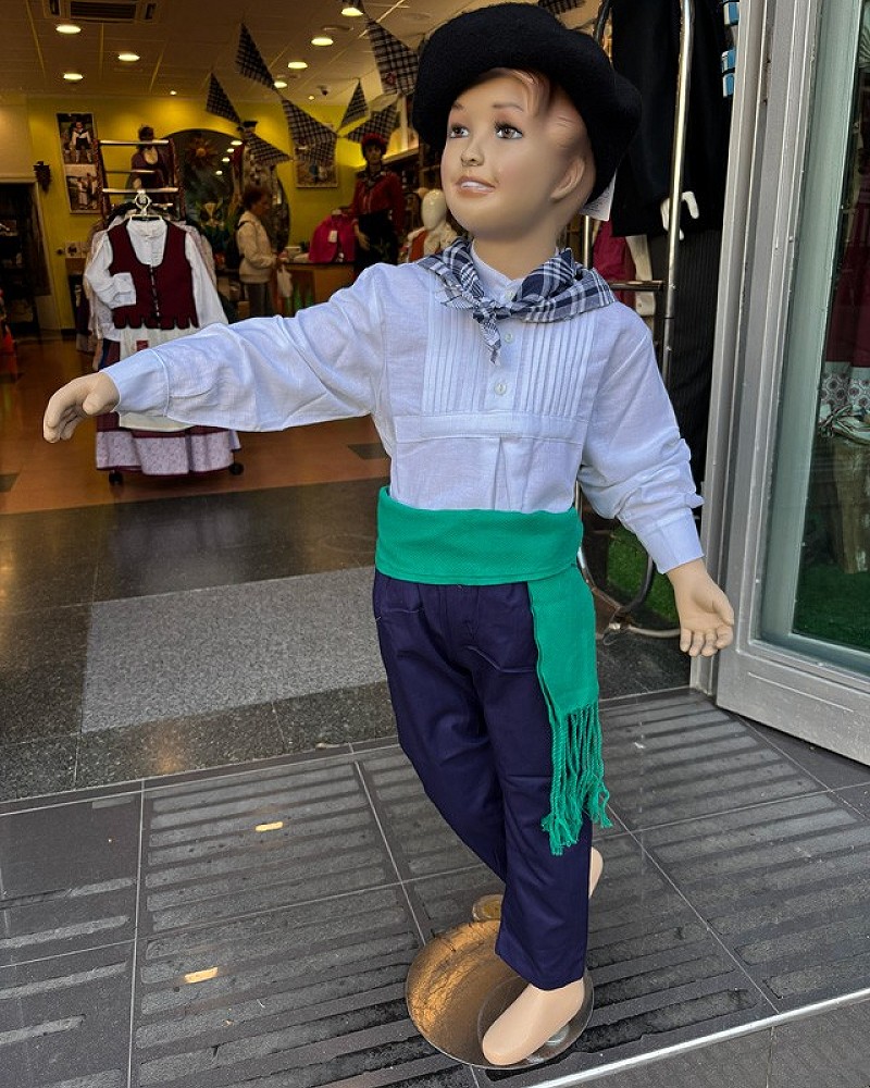 Traje vasco niño con camisa de lorzas – txapela, pañuelo, gerriko y mahón