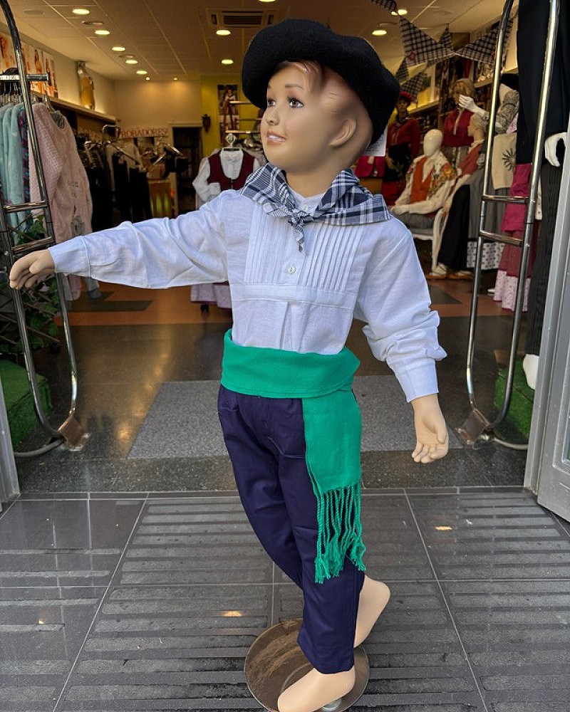 Traje vasco niño con camisa de lorzas – txapela, pañuelo, gerriko y mahón