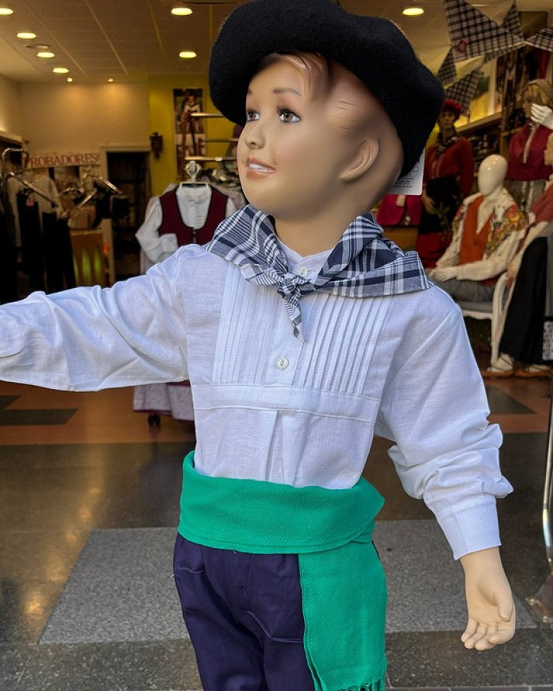 Traje vasco niño con camisa de lorzas – txapela, pañuelo, gerriko y mahón