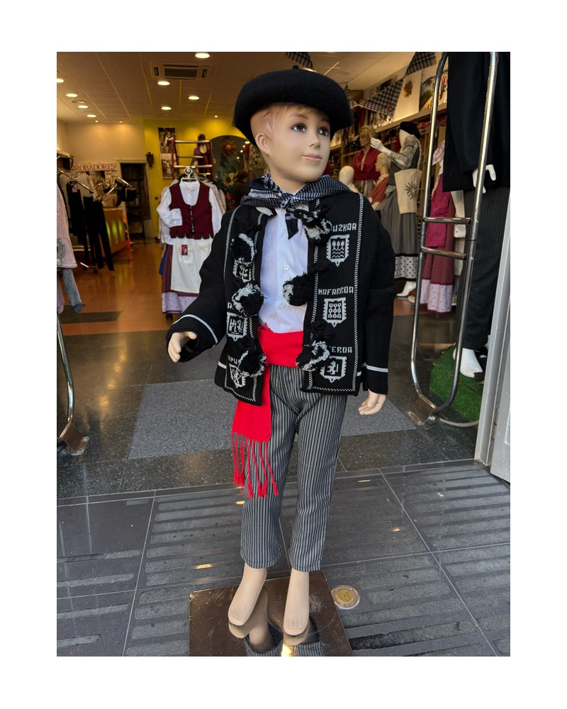 Traje vasco niño con mendigozal negro – txapela, gerriko rojo y rayas