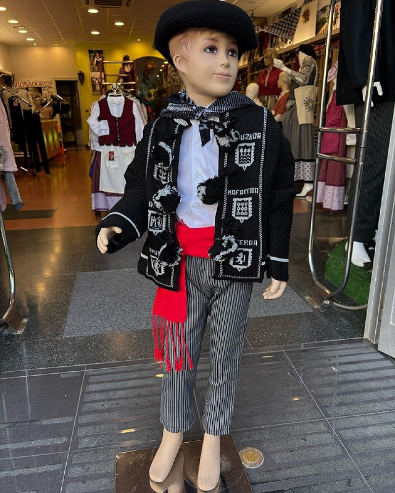Traje vasco niño con mendigozal negro – txapela, gerriko rojo y rayas