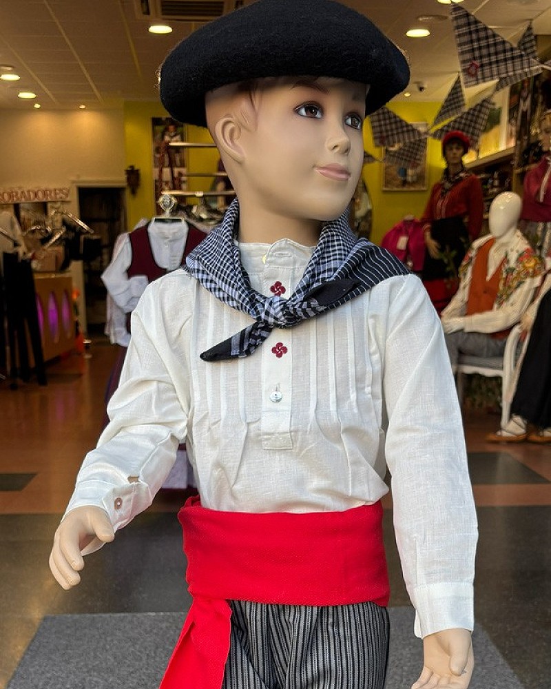 Traje vasco niño con camisa bordada lauburus – gerriko rojo y pantalón de rayas