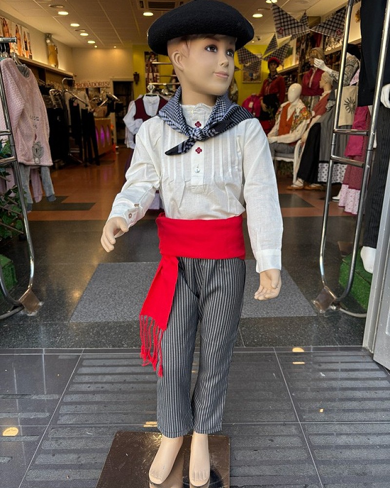 Traje vasco niño con camisa bordada lauburus – gerriko rojo y pantalón de rayas