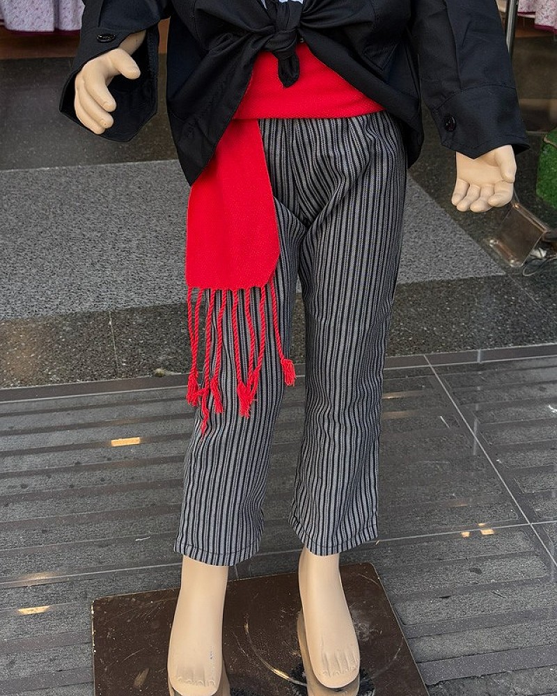 Traje vasco niño con camisa bordada lauburus – gerriko rojo y pantalón de rayas