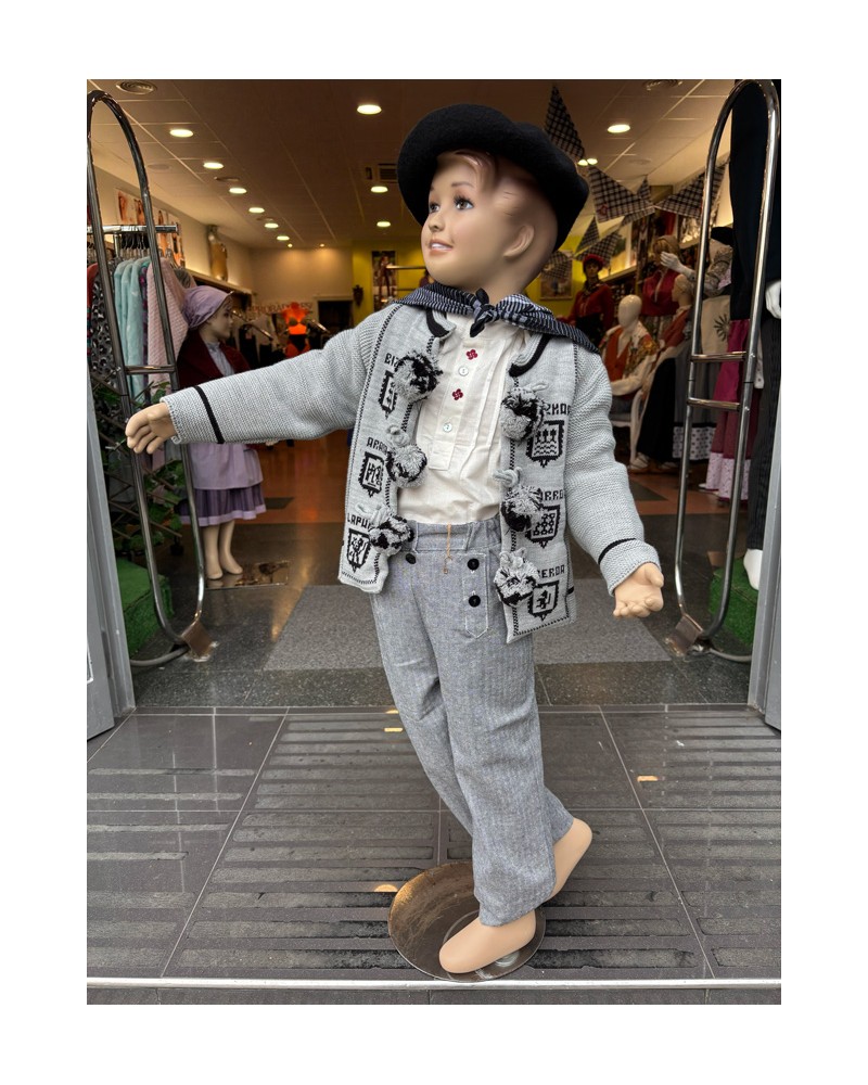 Traje vasco niño gris con mendigozal y camisa lauburus – pantalón diseño