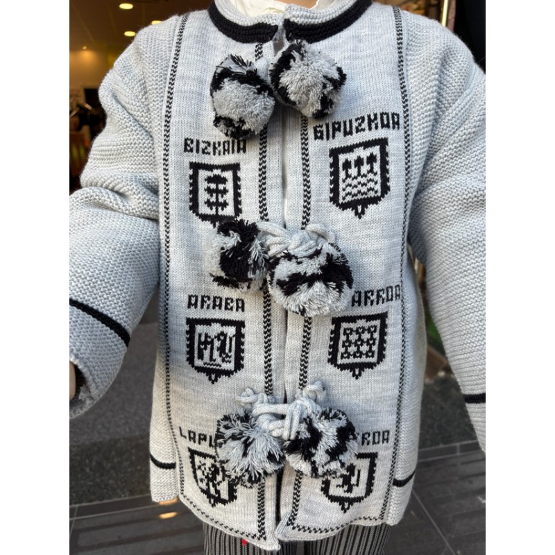 Traje vasco niño gris con mendigozal y camisa lauburus – pantalón diseño