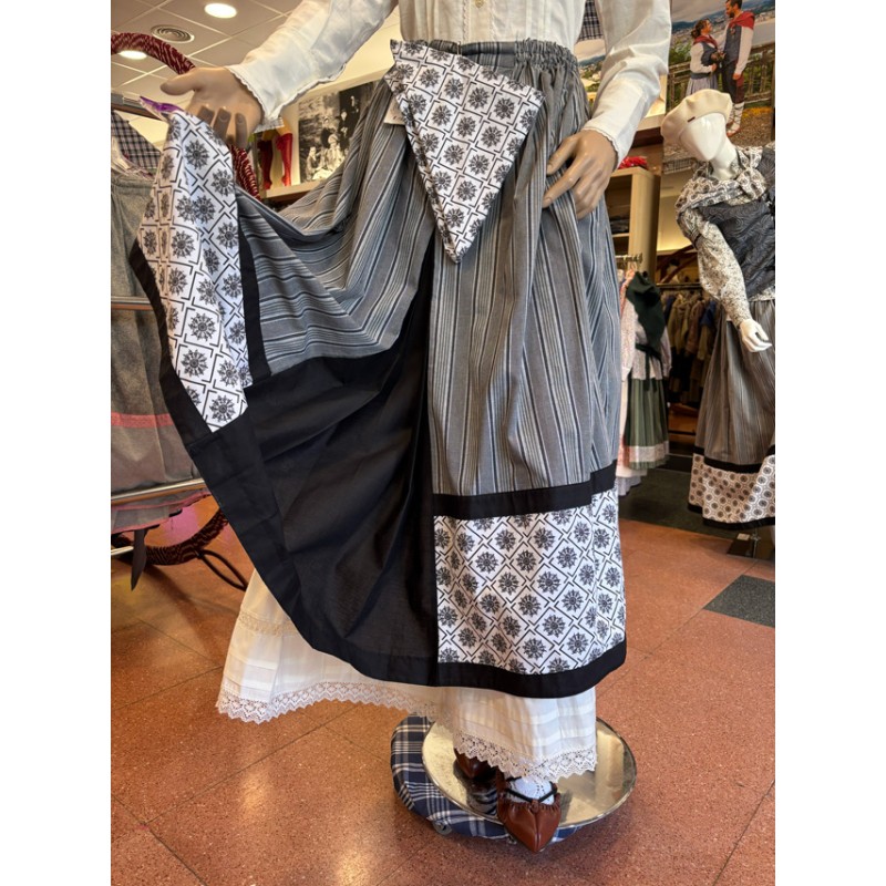 Falda vasca gris con eguzkilores y pañuelo a juego