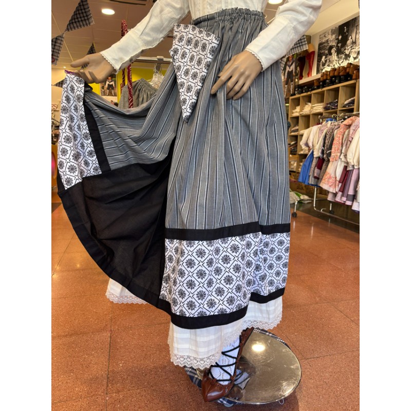 Falda vasca gris con eguzkilores y pañuelo a juego