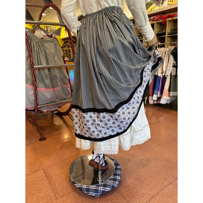 Falda vasca gris con eguzkilores y pañuelo a juego