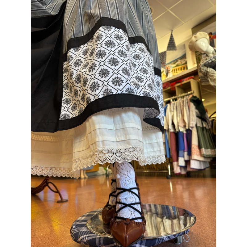 Falda vasca gris con eguzkilores y pañuelo a juego