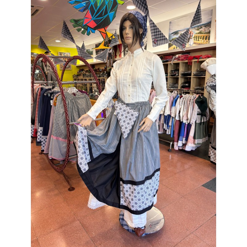 Falda vasca gris con eguzkilores y pañuelo a juego