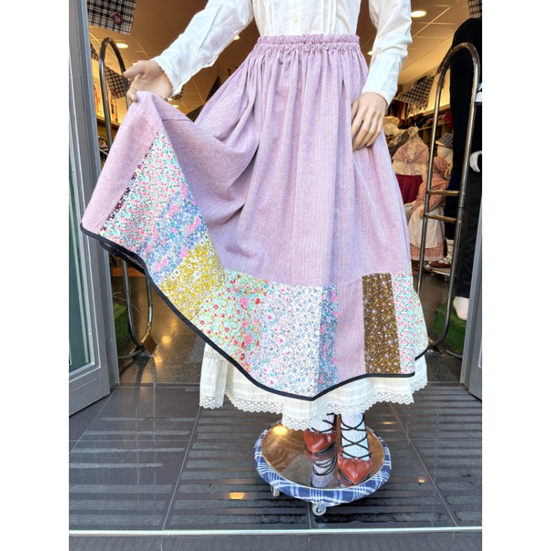 Falda vasca granate con patchwork floral en el bajo