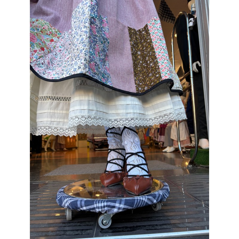 Falda vasca granate con patchwork floral en el bajo